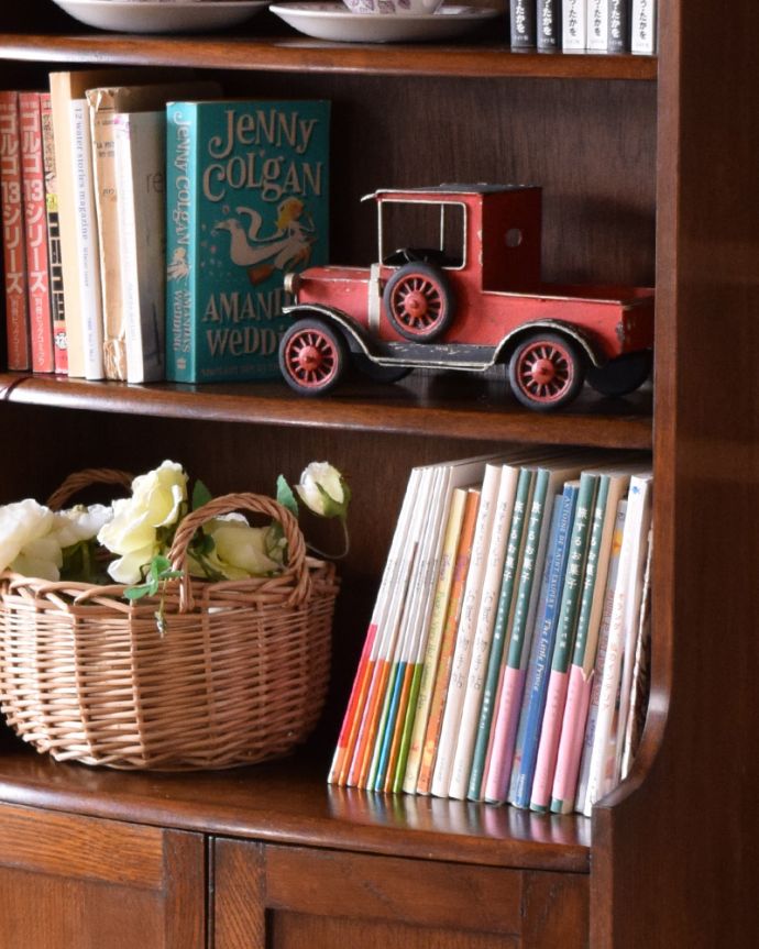 アンティークのキャビネット　アンティーク家具　英国スタイルのブックシェルフ、オシャレなアンティーク家具。棚は、A5サイズが入ります。(q-881-f)