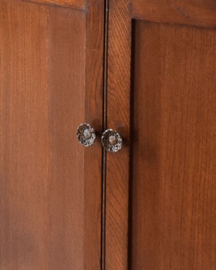 アンティークのキャビネット　アンティーク家具　英国スタイルのブックシェルフ、オシャレなアンティーク家具。お花モチーフが可愛いのは、扉の取っ手です。(q-881-f)