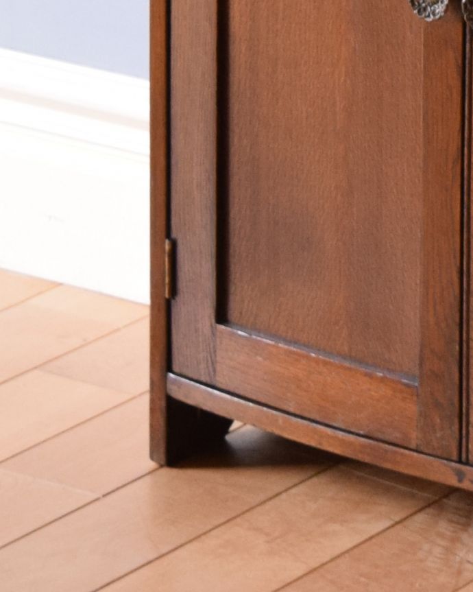 アンティークのキャビネット　アンティーク家具　英国スタイルのブックシェルフ、オシャレなアンティーク家具。安定感のある脚がしっかり支えます。(q-881-f)