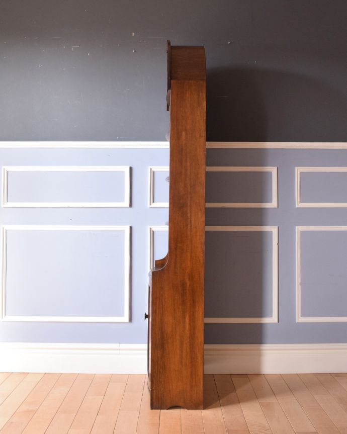 アンティークのキャビネット　アンティーク家具　英国スタイルのブックシェルフ、オシャレなアンティーク家具。横から見てもピカピカです。(q-881-f)