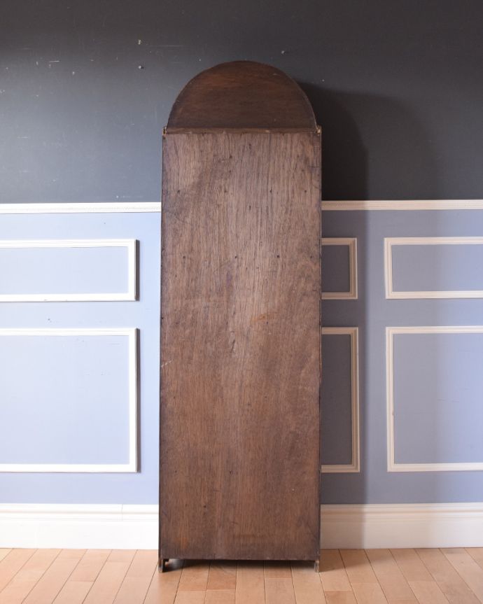 アンティークのキャビネット　アンティーク家具　英国スタイルのブックシェルフ、オシャレなアンティーク家具。アンティークは新品ではないので、もちろん経年変化によるキズはありますが、専門の職人が目立たないようキレイにお直しをしているので、後姿までキレイです。(q-881-f)