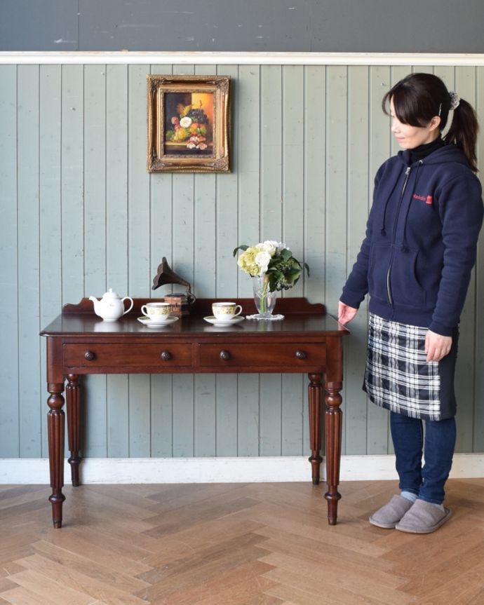 ロイドテーブル　アンティーク家具　学習デスクにも使えるホールテーブル、イギリスのアンティーク家具。パソコンデスクにオススメです。(q-883-f)