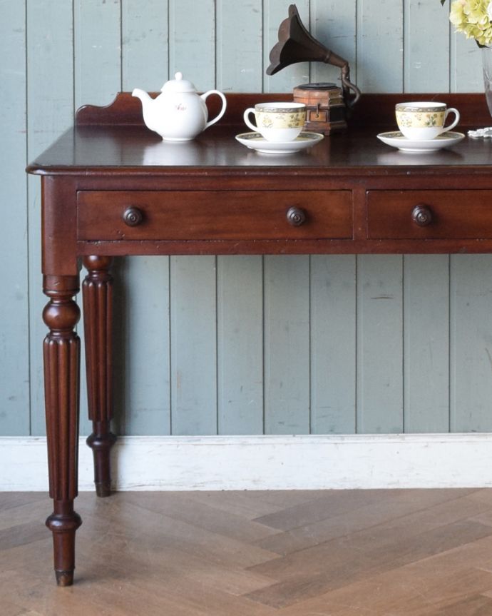 ロイドテーブル　アンティーク家具　学習デスクにも使えるホールテーブル、イギリスのアンティーク家具。上品で落ち着きのあるデスク。(q-883-f)