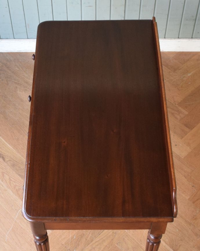 ロイドテーブル　アンティーク家具　学習デスクにも使えるホールテーブル、イギリスのアンティーク家具。天板もキレイに仕上げました。(q-883-f)