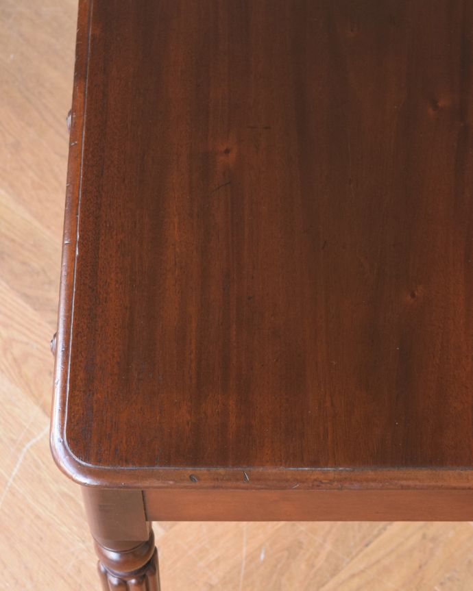 ロイドテーブル　アンティーク家具　学習デスクにも使えるホールテーブル、イギリスのアンティーク家具。きちんと修復しているので、届いたその日からお使いいただけます。(q-883-f)