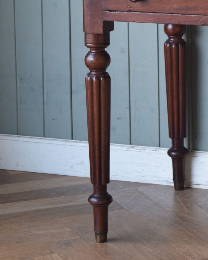 ロイドテーブル　アンティーク家具　学習デスクにも使えるホールテーブル、イギリスのアンティーク家具。彫が入った脚がアンティークならでは。(q-883-f)