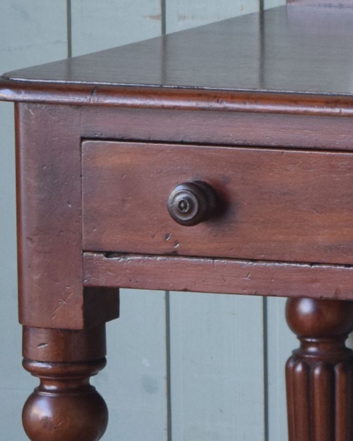 ロイドテーブル　アンティーク家具　学習デスクにも使えるホールテーブル、イギリスのアンティーク家具。丸い木の取っ手がアクセントになります。(q-883-f)