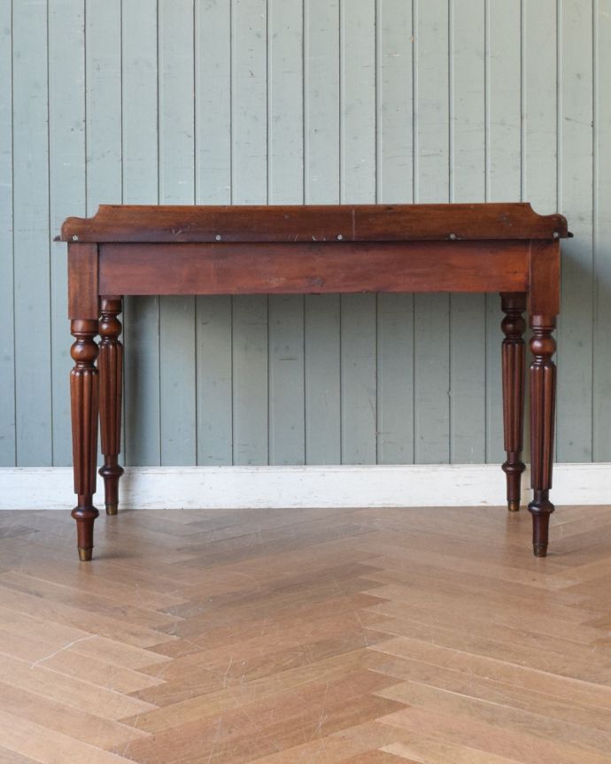 ロイドテーブル　アンティーク家具　学習デスクにも使えるホールテーブル、イギリスのアンティーク家具。アンティークは新品ではないので、もちろん経年変化によるキズはありますが、専門の職人が目立たないようキレイにお直しをしているので、後姿までキレイです。(q-883-f)