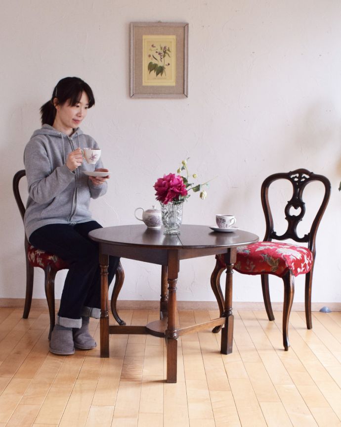 アンティークのテーブル　アンティーク家具　半月型にしても使える伸張式のテーブル、アンティークのイギリス家具。落ち着きのある色なので、和室でもお使いいただけますよ。(q-885-f)