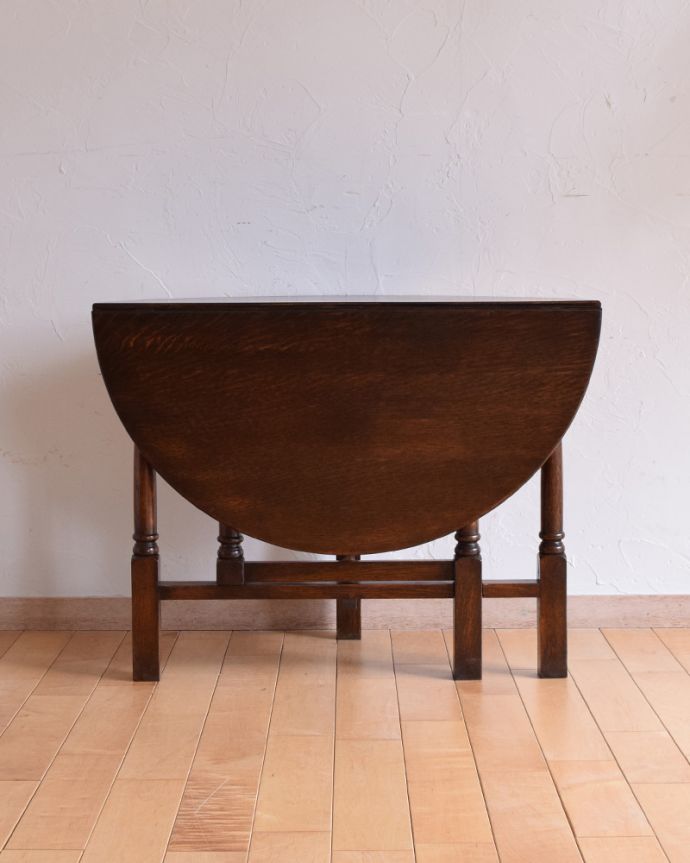 アンティークのテーブル　アンティーク家具　半月型にしても使える伸張式のテーブル、アンティークのイギリス家具。アンティークは新品ではないので、もちろん経年変化によるキズはありますが、専門の職人が目立たないようキレイにお直しをしているので、後姿までキレイです。(q-885-f)