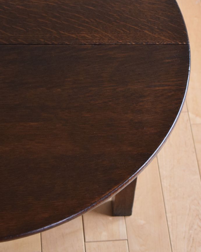 アンティークのテーブル　アンティーク家具　半月型にしても使える伸張式のテーブル、アンティークのイギリス家具。丸い天板なので、角もなく、小さなお子さまがいるご家庭でも安心して使えます。(q-885-f)