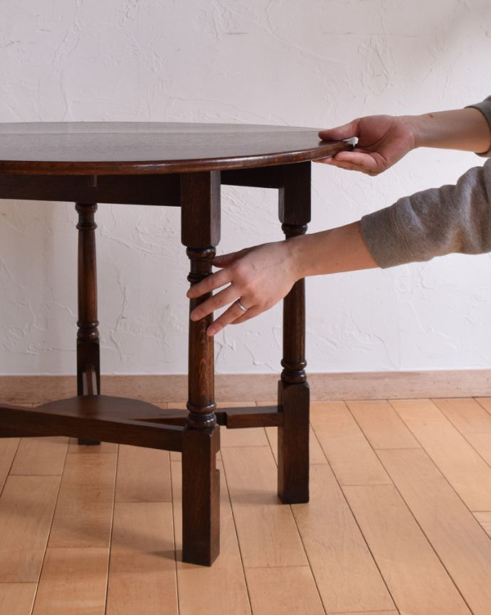 アンティークのテーブル　アンティーク家具　半月型にしても使える伸張式のテーブル、アンティークのイギリス家具。脚を引っ張り出すだけなので、組み立ても簡単！女性の力で大丈夫です。(q-885-f)