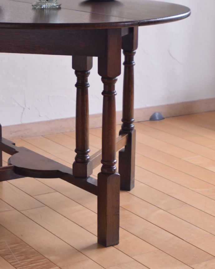 アンティークのテーブル　アンティーク家具　半月型にしても使える伸張式のテーブル、アンティークのイギリス家具。デザインのある脚が可愛いです。(q-885-f)