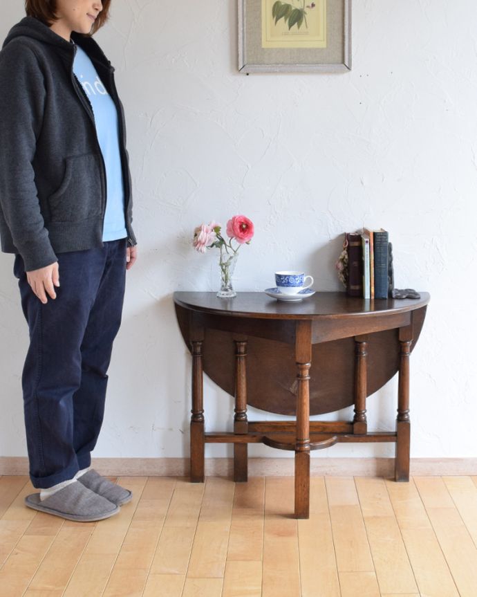 アンティークのテーブル　アンティーク家具　半月型にしても使える伸張式のテーブル、アンティークのイギリス家具。片方折り畳めば、壁にピタッとつける事ができるのも魅力。(q-885-f)