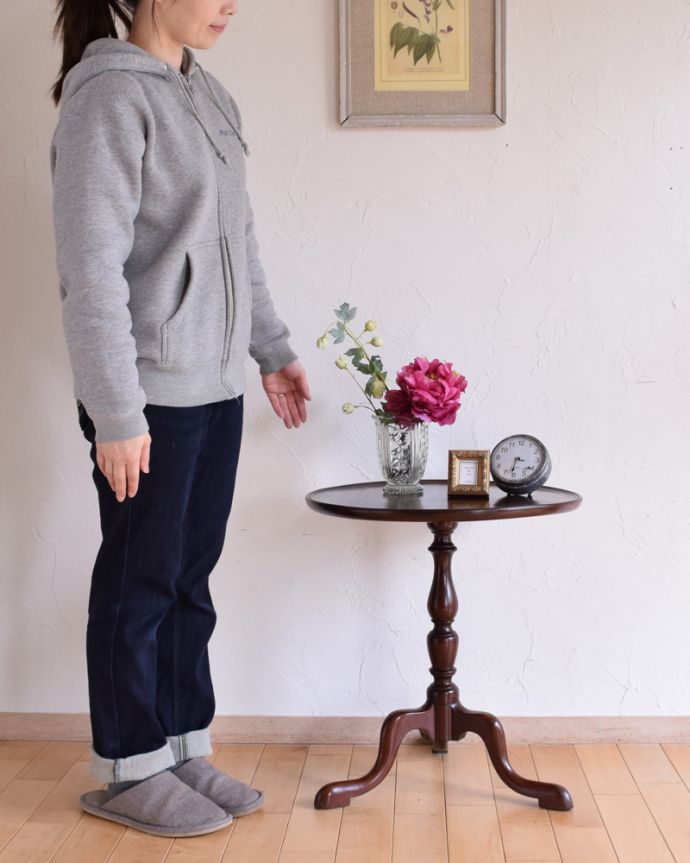 アンティークのテーブル　アンティーク家具　丸い天板のワインテーブル、マホガニー材のアンティーク英国家具。玄関で花器を飾ったり、ソファの前に持ってくれば、ちょうどいいサイドテーブルに。(q-887-f)