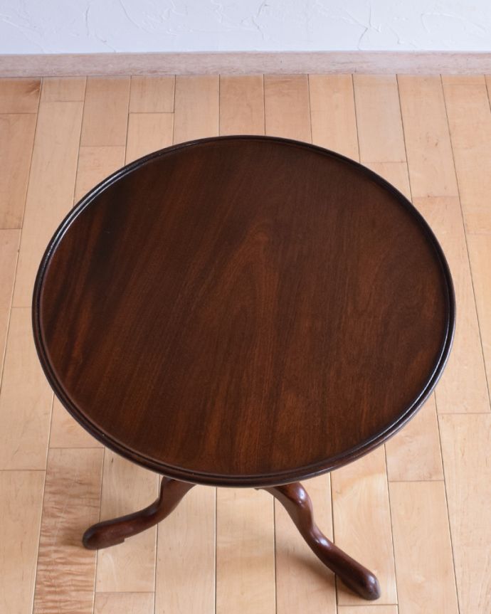 アンティークのテーブル　アンティーク家具　丸い天板のワインテーブル、マホガニー材のアンティーク英国家具。天板もキレイに仕上げました。(q-887-f)