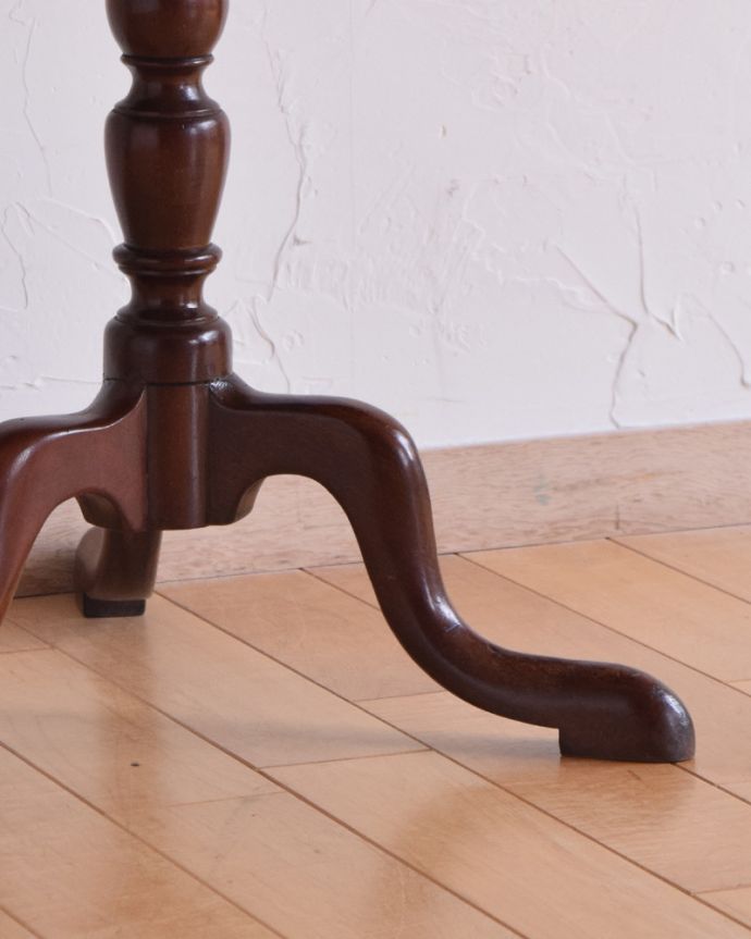 アンティークのテーブル　アンティーク家具　丸い天板のワインテーブル、マホガニー材のアンティーク英国家具。脚先までこだわっています。(q-887-f)