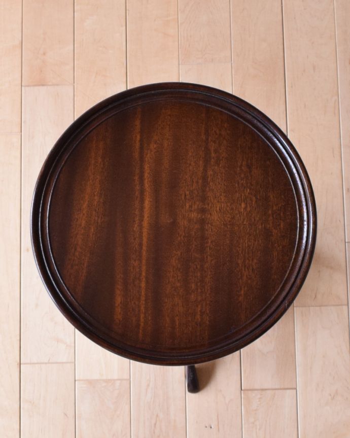 アンティークのテーブル　アンティーク家具　真ん丸な天板のワインテーブル、イギリス輸入のアンティーク家具。天板もキレイに仕上げました。(q-888-f)