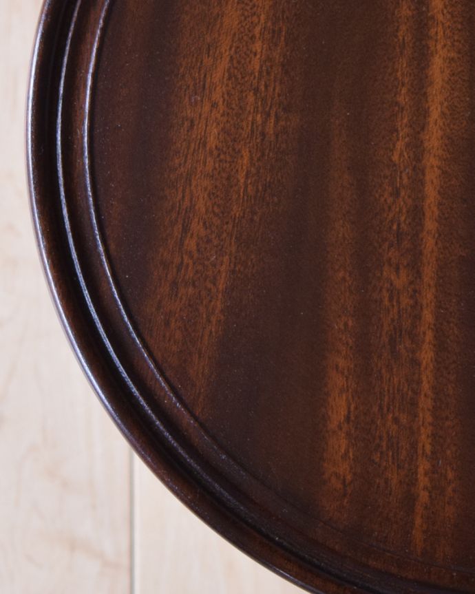 アンティークのテーブル　アンティーク家具　真ん丸な天板のワインテーブル、イギリス輸入のアンティーク家具。角が丸くなっているので、小さなお子さまがいるお家でも安心してお使い頂けます。(q-888-f)