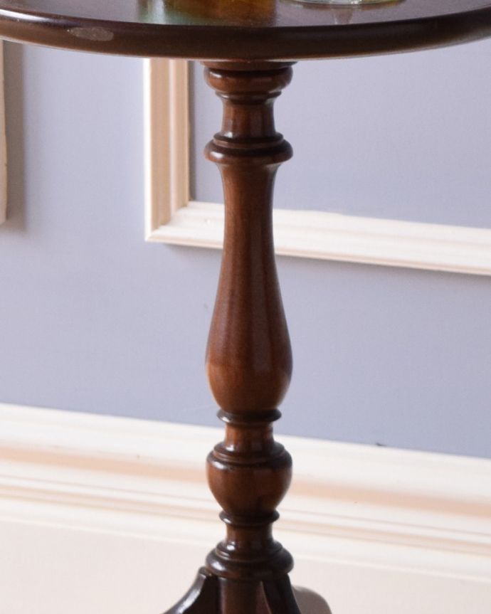 アンティークのテーブル　アンティーク家具　真ん丸な天板のワインテーブル、イギリス輸入のアンティーク家具。１つ１つキレイな装飾には、思わずうっとりしてしまいます。(q-888-f)