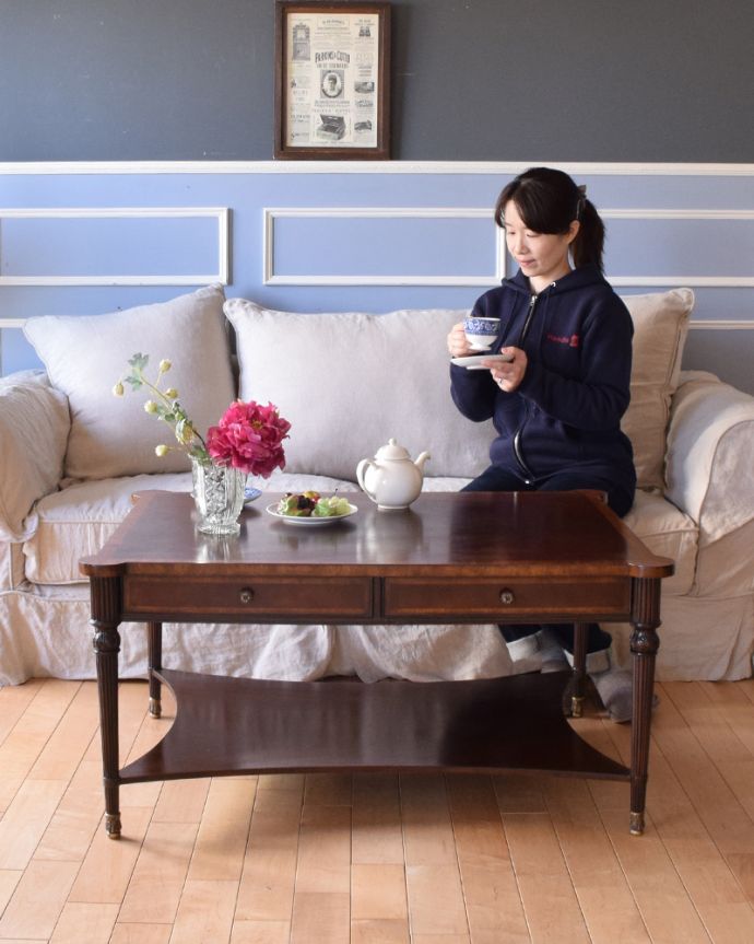 ロイドテーブル　アンティーク家具　引き出し付きのコーヒーテーブル、キレイなアンティーク英国家具。持ち運びも簡単なサイズなので、お茶とお菓子を並べて、どこでもリラックスした時間を楽しめます。(q-889-f)