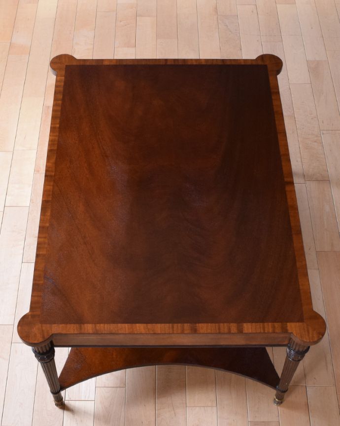 ロイドテーブル　アンティーク家具　引き出し付きのコーヒーテーブル、キレイなアンティーク英国家具。天板もキレイに仕上がっています。(q-889-f)