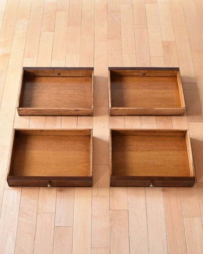 ロイドテーブル　アンティーク家具　引き出し付きのコーヒーテーブル、キレイなアンティーク英国家具。引き出しは全部で４杯あります。(q-889-f)