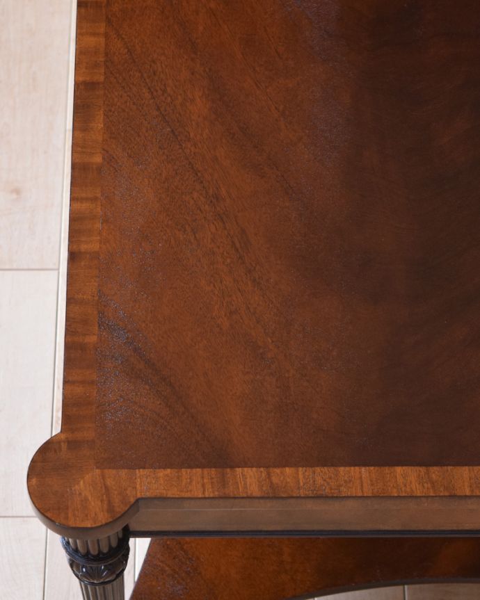 ロイドテーブル　アンティーク家具　引き出し付きのコーヒーテーブル、キレイなアンティーク英国家具。アンティークの味わいをお楽しみください。(q-889-f)