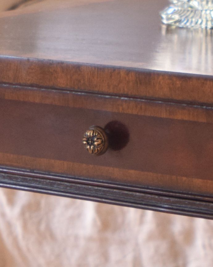 ロイドテーブル　アンティーク家具　引き出し付きのコーヒーテーブル、キレイなアンティーク英国家具。お花デザインの可愛い取っ手です。(q-889-f)