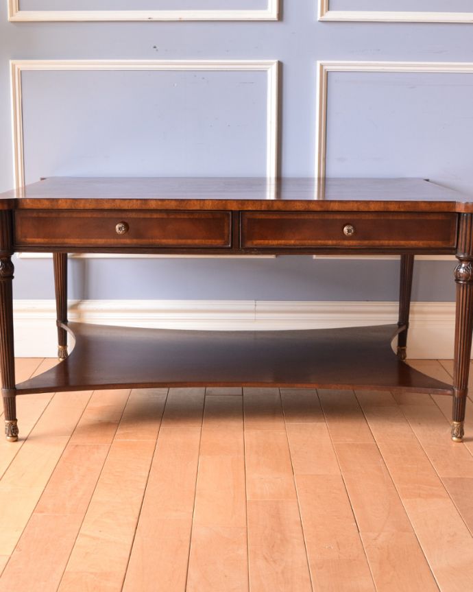 ロイドテーブル　アンティーク家具　引き出し付きのコーヒーテーブル、キレイなアンティーク英国家具。便利な下の棚には、雑誌や新聞などが置いておけますよ。(q-889-f)