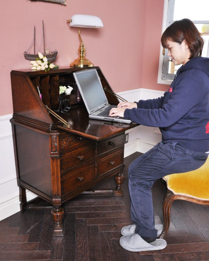 ビューロー　アンティーク家具　英国トラッドなライティングビューロー、オーク材のアンティーク家具。落ち着いた雰囲気のビューロー。(q-890-f)