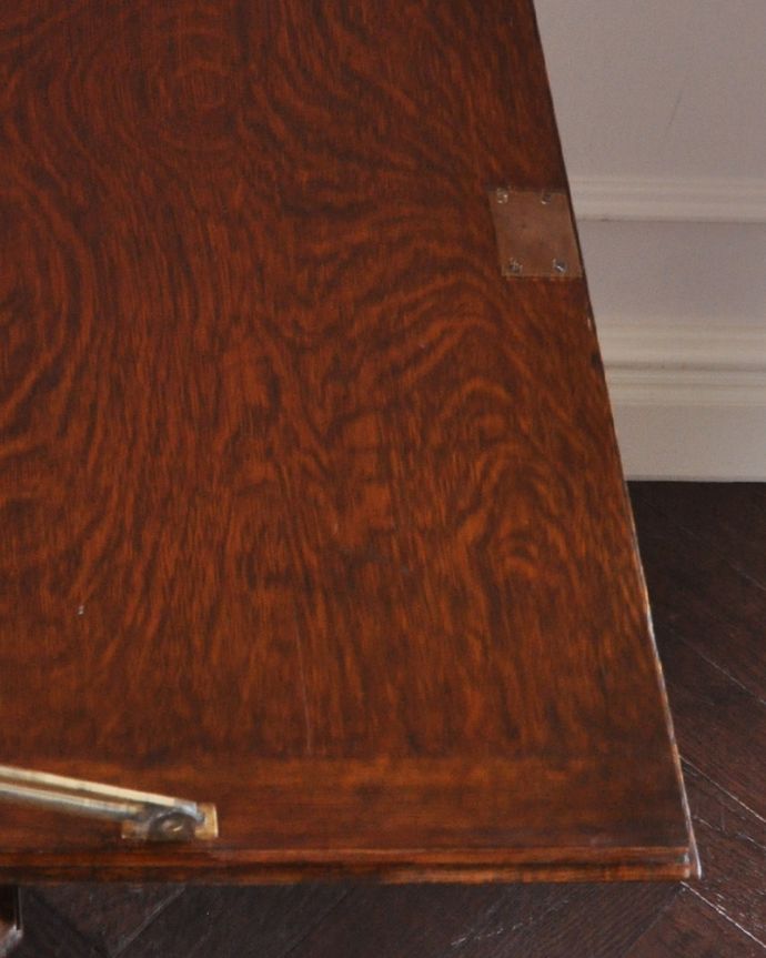 ビューロー　アンティーク家具　英国トラッドなライティングビューロー、オーク材のアンティーク家具。キチンとメンテナンスをしてありますので、中も美しいです。(q-890-f)