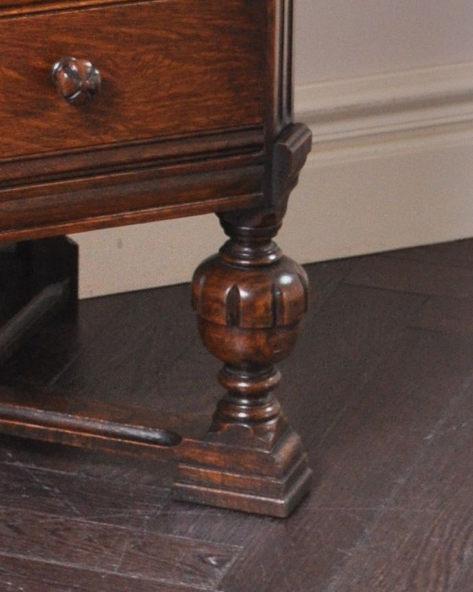 ビューロー　アンティーク家具　英国トラッドなライティングビューロー、オーク材のアンティーク家具。安定感のある脚がしっかり支えます。(q-890-f)