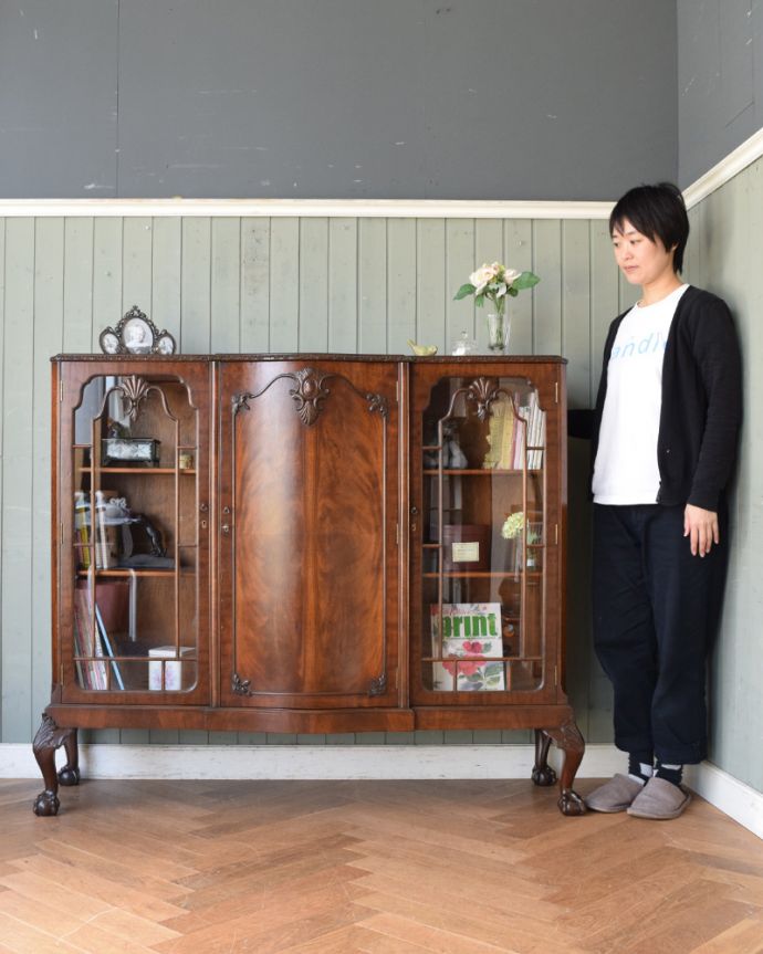 アンティークのキャビネット アンティーク家具 華やかなマホガニー材のブックケース(本棚)、英国のアンティーク家具。こんなキレイなキャビネットがあったら、開くだけで楽しい気持ちになります。(q-892-f)