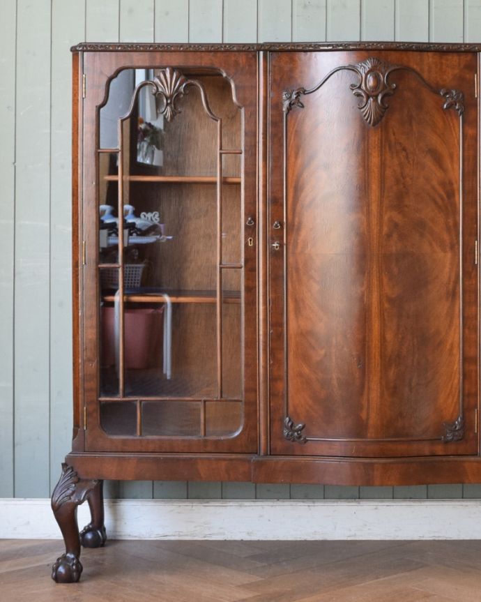 アンティークのキャビネット アンティーク家具 華やかなマホガニー材のブックケース(本棚)、英国のアンティーク家具。アンティークのガラスがキレイにはめ込んであります。(q-892-f)