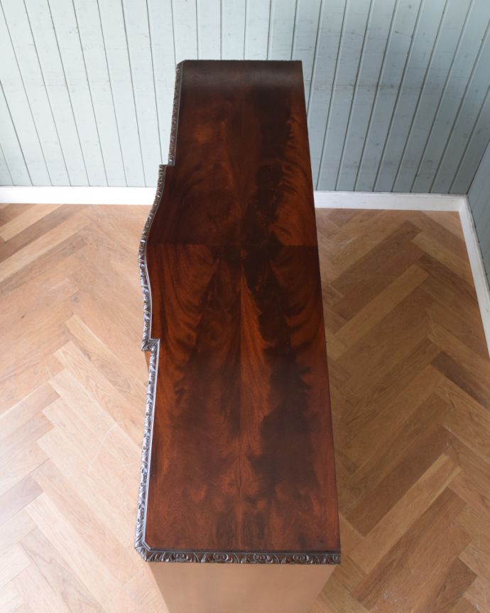 アンティークのキャビネット アンティーク家具 華やかなマホガニー材のブックケース(本棚)、英国のアンティーク家具。天板もピカピカにお直ししました。(q-892-f)