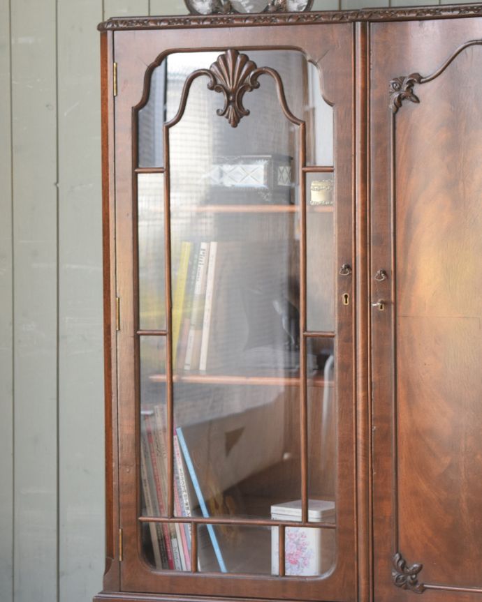 アンティークのキャビネット アンティーク家具 華やかなマホガニー材のブックケース(本棚)、英国のアンティーク家具。扉には繊細な木製の装飾が付いています。(q-892-f)