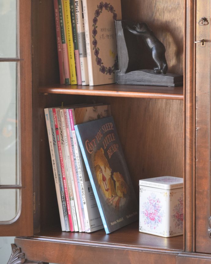 アンティークのキャビネット アンティーク家具 華やかなマホガニー材のブックケース(本棚)、英国のアンティーク家具。雑誌サイズも入ります。(q-892-f)