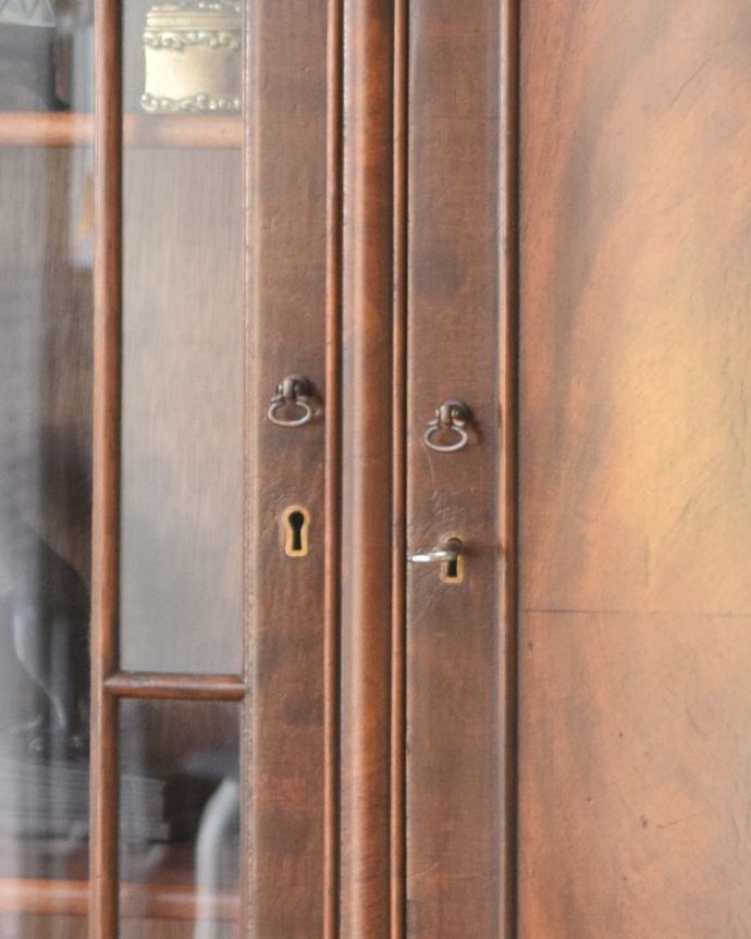 アンティークのキャビネット アンティーク家具 華やかなマホガニー材のブックケース(本棚)、英国のアンティーク家具。小さな取っ手が付いています。(q-892-f)