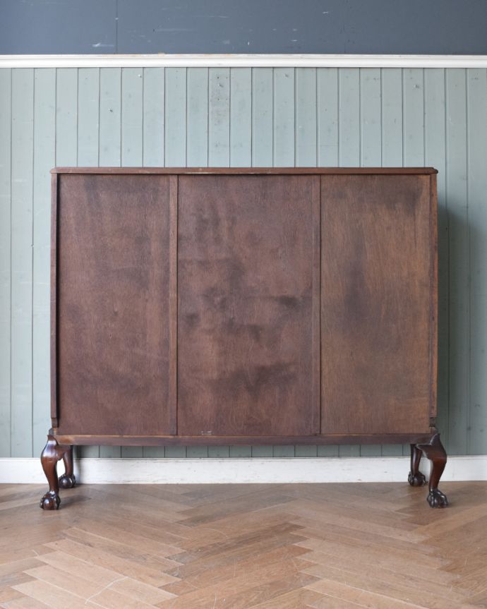 アンティークのキャビネット アンティーク家具 華やかなマホガニー材のブックケース(本棚)、英国のアンティーク家具。アンティークは新品ではないので、もちろん経年変化によるキズはありますが、専門の職人が目立たないようキレイにお直しをしているので、後姿までキレイです。(q-892-f)