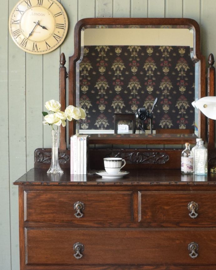 アンティークのドレッサー　アンティーク家具　和室にも似合うドレッシングチェスト（ドレッサー）、アンティークの英国輸入家具。大きな引き出しがあるので、しっかり収納。(q-893-f)