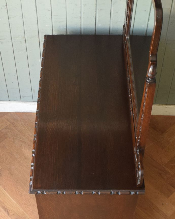 アンティークのドレッサー　アンティーク家具　和室にも似合うドレッシングチェスト（ドレッサー）、アンティークの英国輸入家具。天板はピカピカです。(q-893-f)