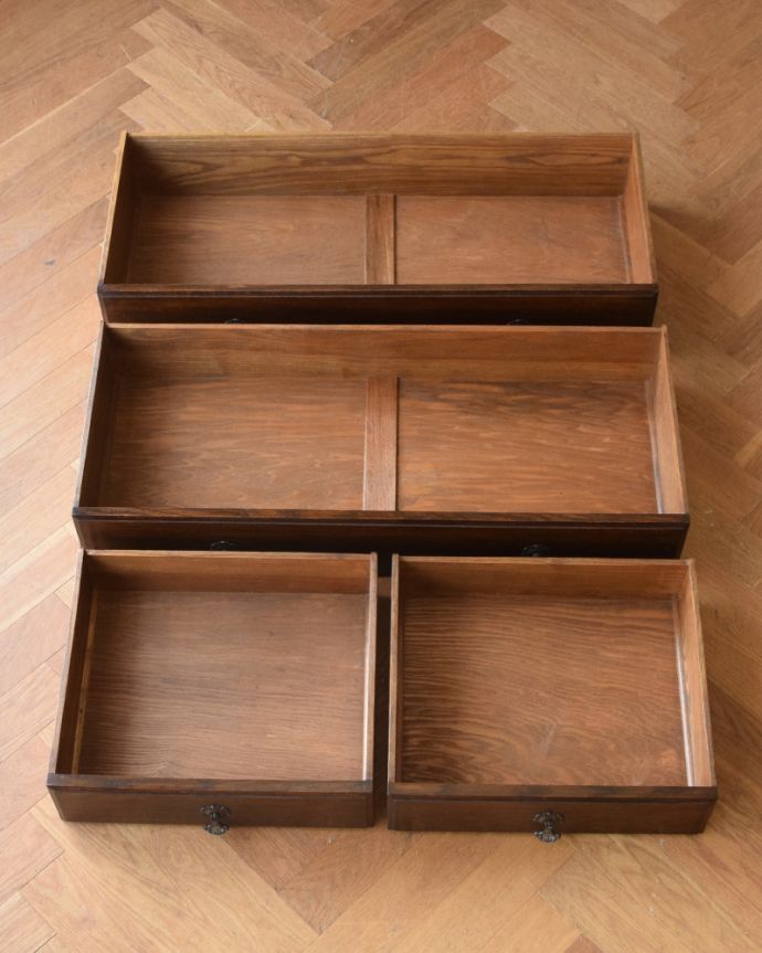 アンティークのドレッサー　アンティーク家具　和室にも似合うドレッシングチェスト（ドレッサー）、アンティークの英国輸入家具。引き出しは４杯。(q-893-f)