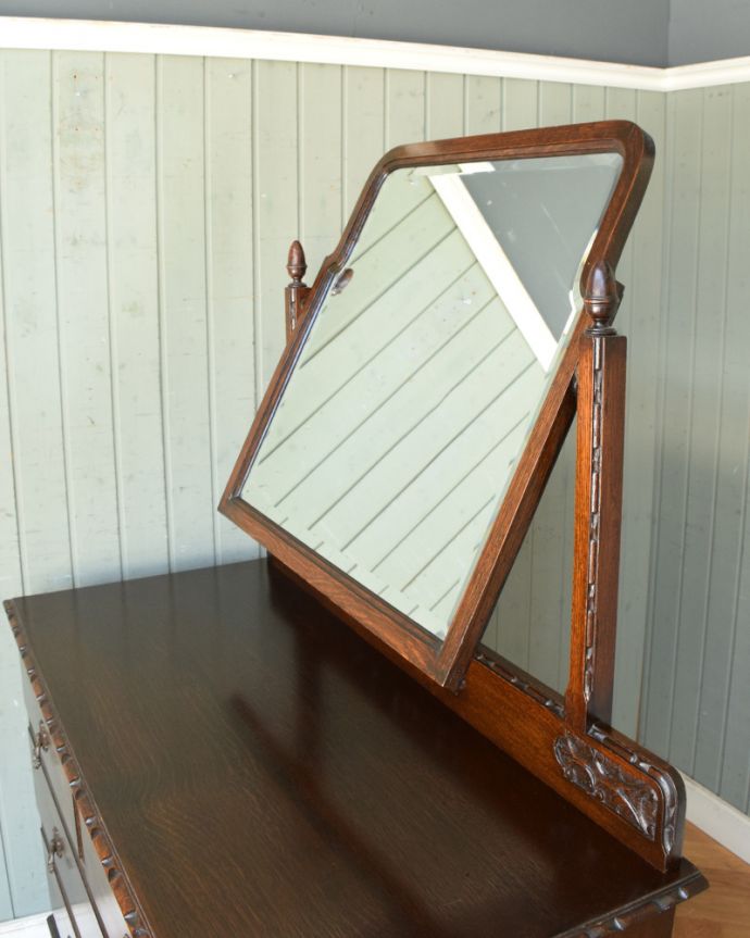 アンティークのドレッサー　アンティーク家具　和室にも似合うドレッシングチェスト（ドレッサー）、アンティークの英国輸入家具。大きな鏡はお部屋を広く見せる効果大。(q-893-f)