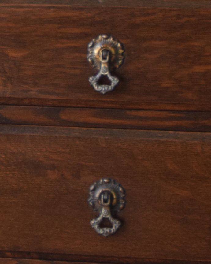 アンティークのドレッサー　アンティーク家具　和室にも似合うドレッシングチェスト（ドレッサー）、アンティークの英国輸入家具。取っ手が素敵！アンティークならではの重厚感が出ています。(q-893-f)