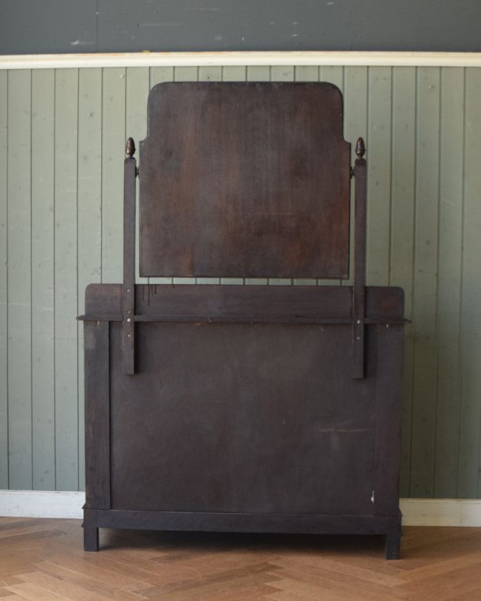 アンティークのドレッサー　アンティーク家具　和室にも似合うドレッシングチェスト（ドレッサー）、アンティークの英国輸入家具。アンティークは新品ではないので、もちろん経年変化によるキズはありますが、専門の職人が目立たないようキレイにお直しをしているので、後姿までキレイです。(q-893-f)