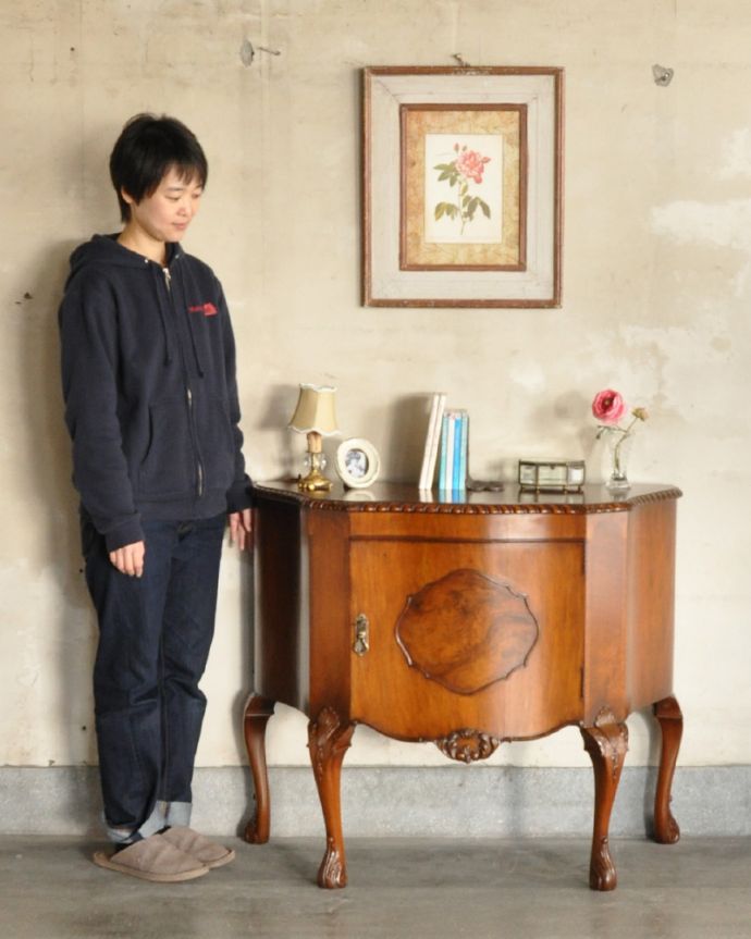 アンティークのキャビネット　アンティーク家具　半月型をしたオシャレなカップボード、英国入荷のアンティーク家具。リビングの電話台にいかがでしょう？家電を置いても雰囲気が崩れないところがさすがです。(q-894-f)