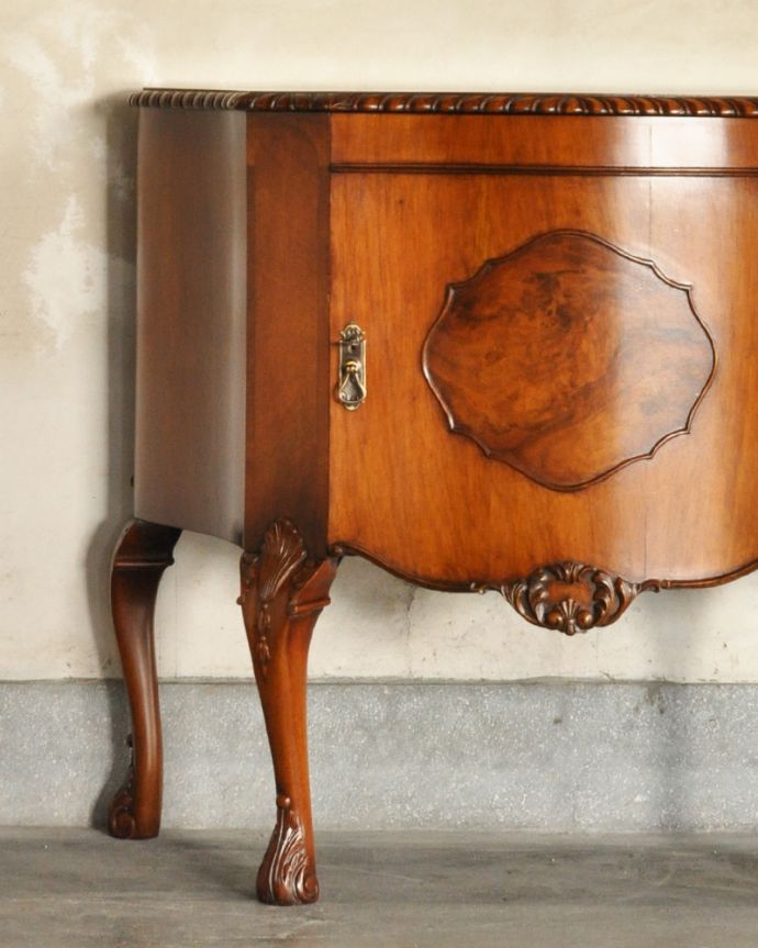 アンティークのキャビネット　アンティーク家具　半月型をしたオシャレなカップボード、英国入荷のアンティーク家具。品のあるウォルナット材の木目は、落ち着きがあって優しい印象を与えてくれます。(q-894-f)