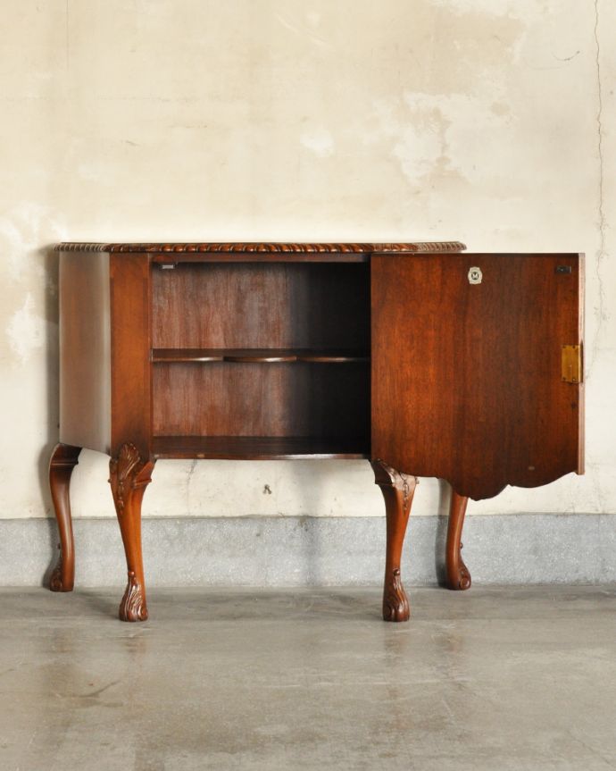 アンティークのキャビネット　アンティーク家具　半月型をしたオシャレなカップボード、英国入荷のアンティーク家具。DVDやCD、漫画なども実用的に収納できます。(q-894-f)