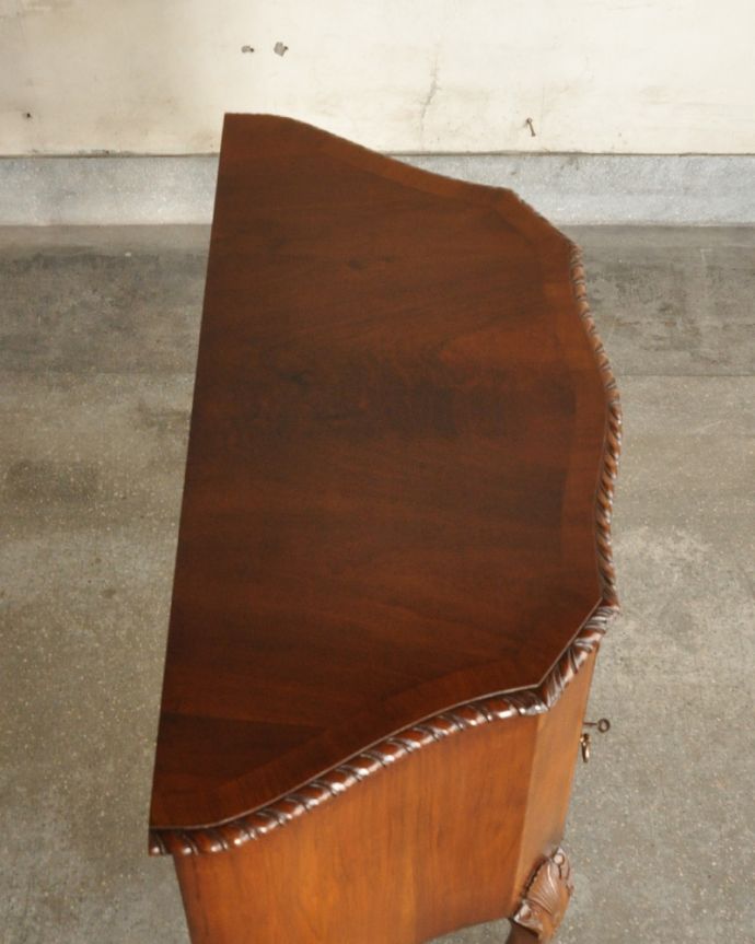 アンティークのキャビネット　アンティーク家具　半月型をしたオシャレなカップボード、英国入荷のアンティーク家具。天板もキレイな状態で仕上げてあります。(q-894-f)